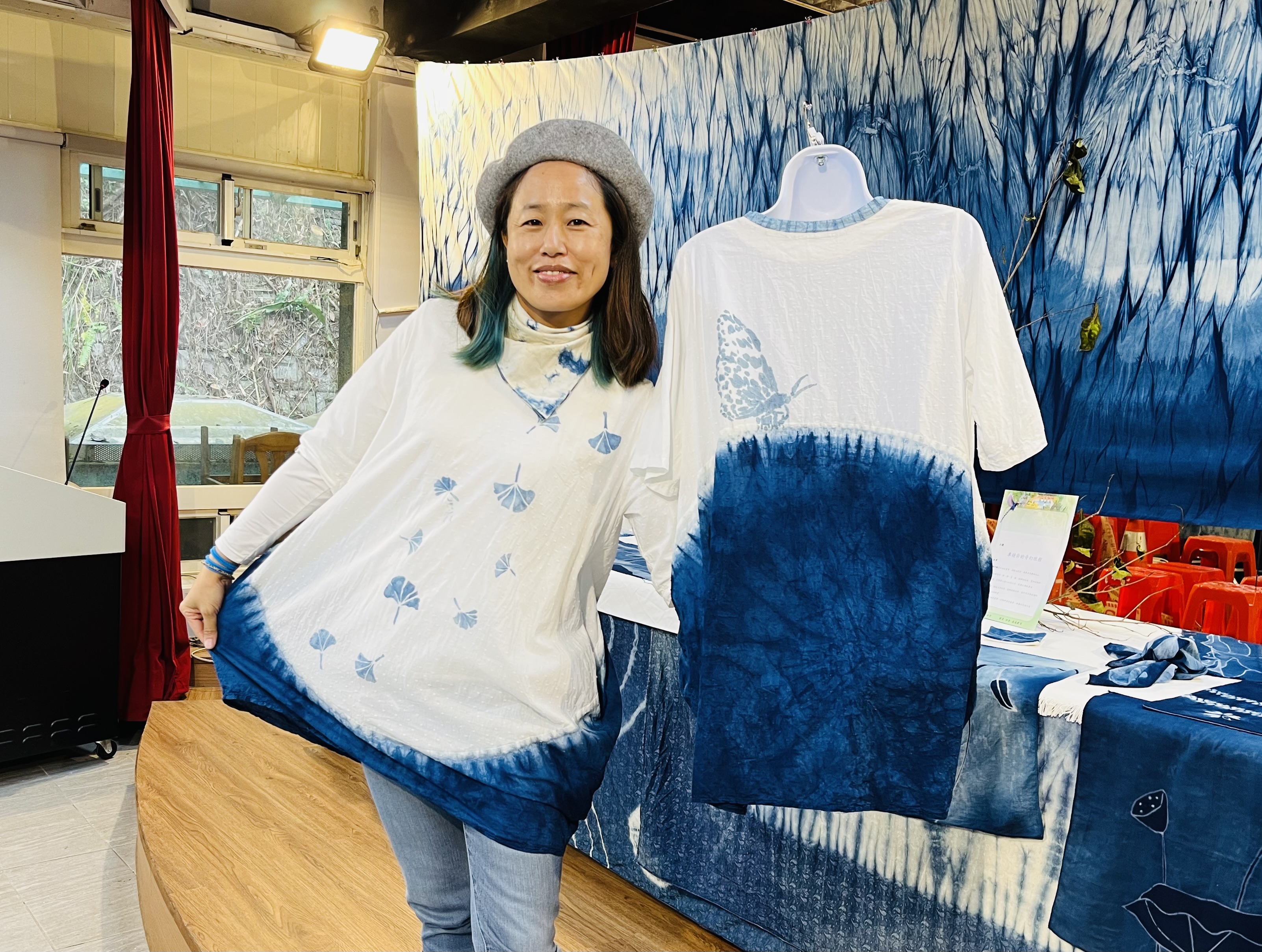 學員展示藍染作品「杏福花苞衣」