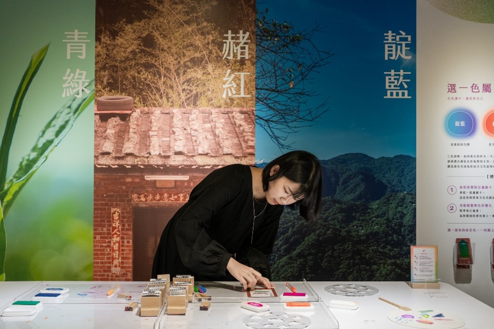 製作色彩書籤或明信片