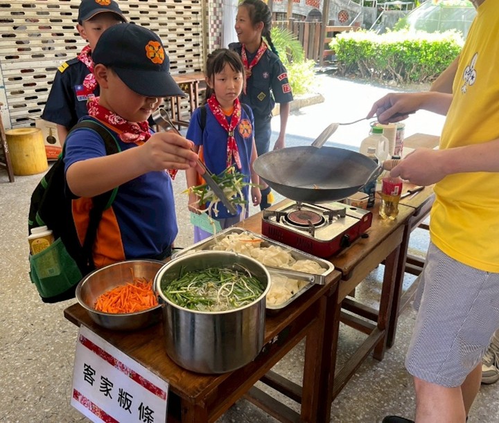 學童體驗製作客家板條