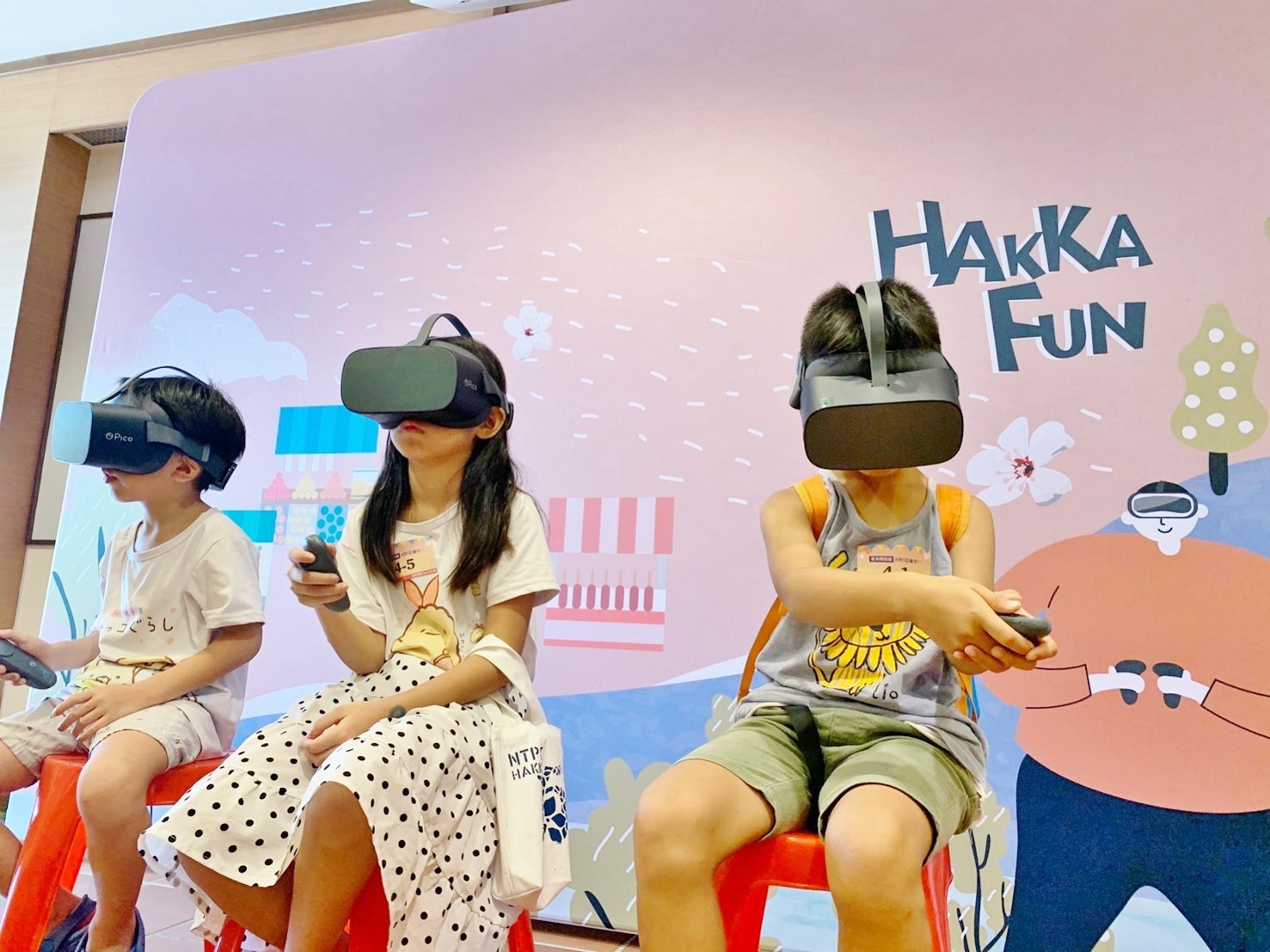文創客語科技化：透過運用新興科技AR及VR等，引導年輕世代於遊樂中學習客語，推展創意學習客家語言及文化。