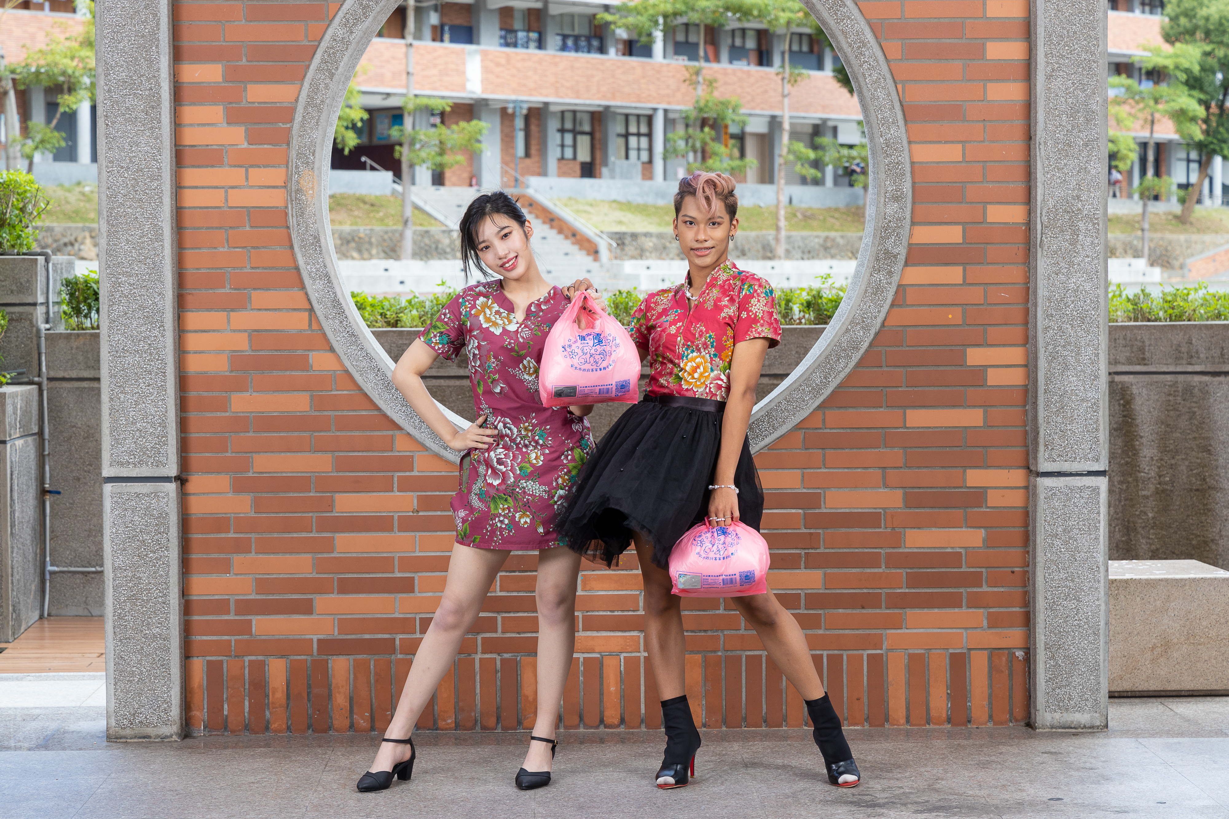 黎明技術學院學生身穿花布混搭西洋風服飾，手拿客家印象環保兩用袋