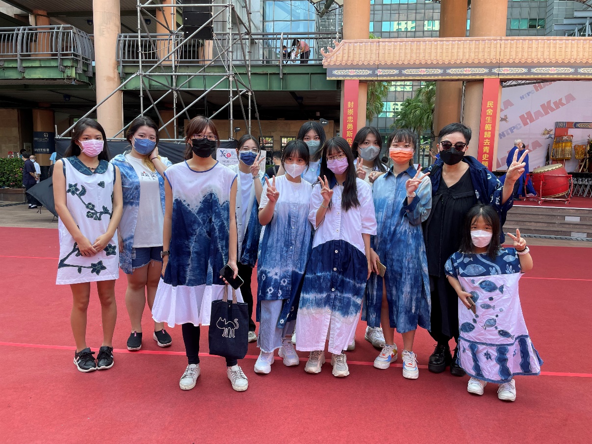 亞東科技大學學生身穿藍染服飾親臨現場